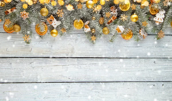 木製の板に置かれたクリスマスのガーランドの装飾 — ストック写真