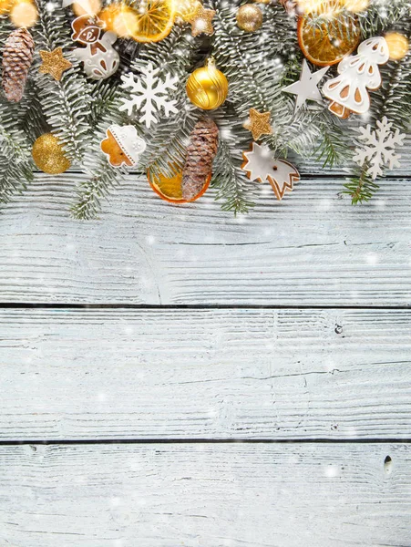 Decoração de guirlanda de Natal colocado em tábuas de madeira — Fotografia de Stock