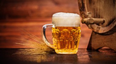 Bardak ile eski ahşap fıçı bira