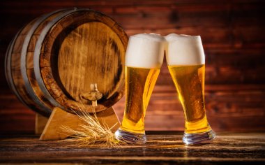 Gözlük'lik ile eski ahşap fıçı bira