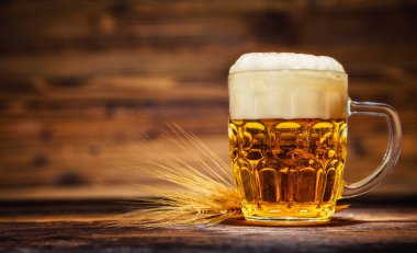 Eski ahşap plakalar üzerinde bardak bira servis,