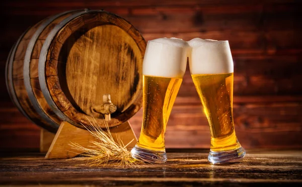 Gläser Pils mit altem Holzfass — Stockfoto