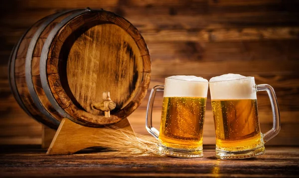 Glasses of lager with old wooden keg — Stock Photo, Image