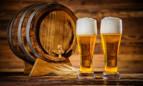 Glasses of lager with old wooden keg — Stock Photo, Image