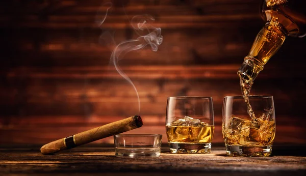 Glasögon av whisky med isbitar som serveras på trä — Stockfoto