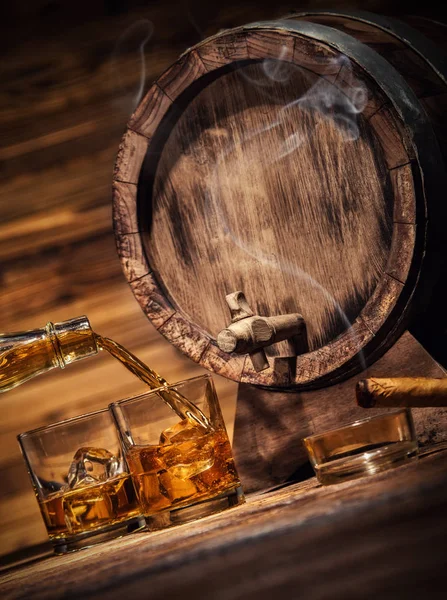 Gläser Whisky mit Eiswürfeln auf Holz serviert — Stockfoto