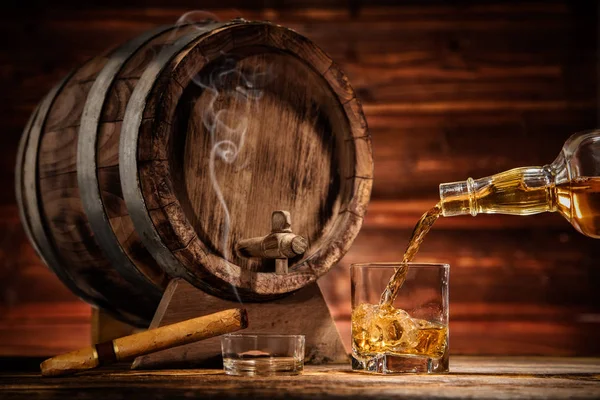 Glazen whisky met ijsblokjes geserveerd op hout — Stockfoto