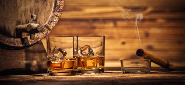 Vasos de whisky con cubitos de hielo servidos en madera — Foto de Stock