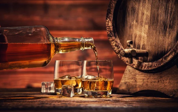 Bicchieri di whisky con cubetti di ghiaccio serviti su legno — Foto Stock