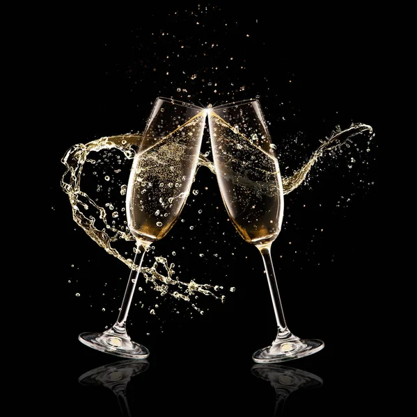 Twee glazen van champagne op zwarte achtergrond — Stockfoto