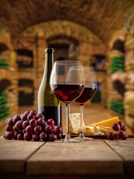 Small wine cellar with two glasses and botte of wine — Stock Photo, Image