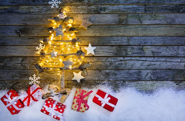 Weihnachtsbaum mit Geschenken auf Holz — Stockfoto