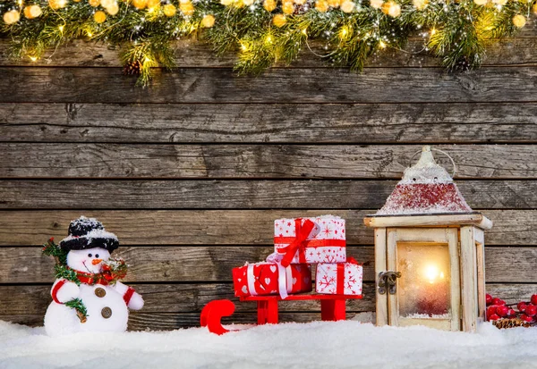 Weihnachten Hintergrund mit Geschenken und Laterne — Stockfoto