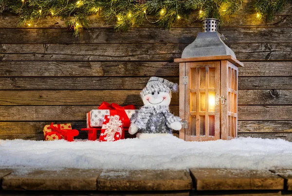 Sfondo natalizio con regali e lanterna — Foto Stock