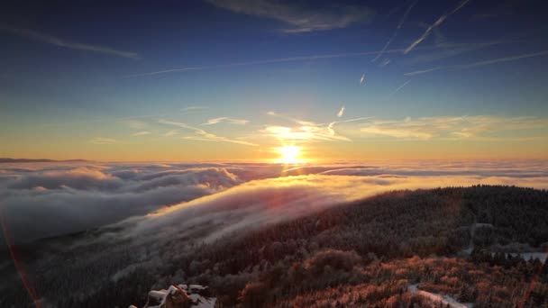 Salida del sol en las montañas — Vídeo de stock