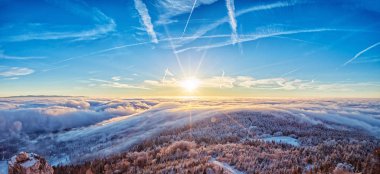 Dağlar manzara kışın görkemli gündoğumu.