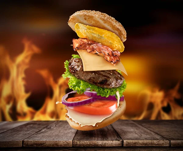 Maxi hamburger con ingredienti volanti — Foto Stock