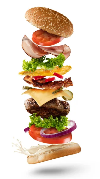 Malzemeler beyaz arka plan üzerinde uçan ile maxi hamburger