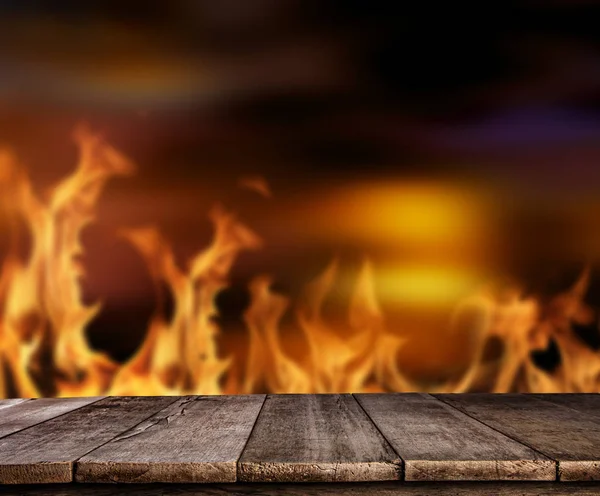 Alevler arka plan üzerinde ile eski ahşap masa