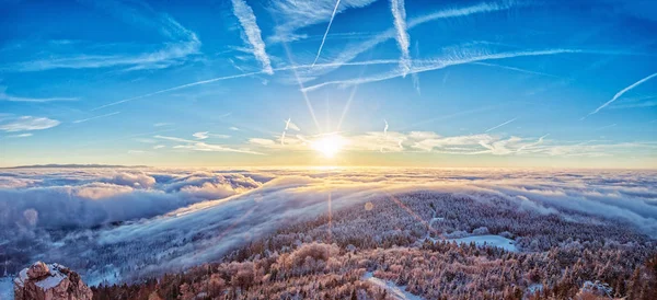 Majestuoso amanecer en el paisaje de las montañas de invierno . — Foto de Stock