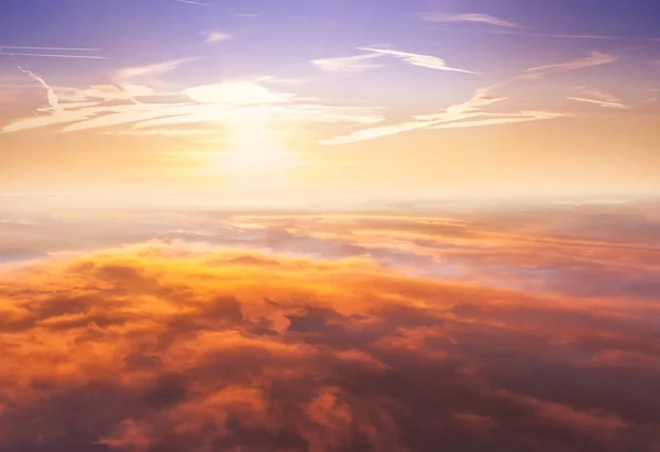 Hermosa puesta de sol Sobre las nubes — Foto de Stock