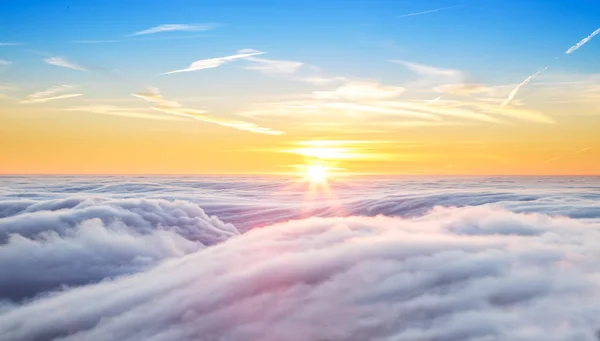 Hermosa puesta de sol Sobre las nubes — Foto de Stock