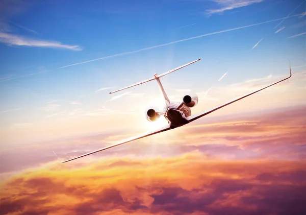 Приватний реактивний літак, що летить над хмарами — стокове фото