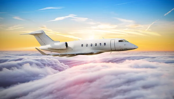 Avião privado voando acima das nuvens — Fotografia de Stock