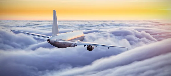 Vliegtuig vliegen boven wolken in dramatische zonsondergang — Stockfoto
