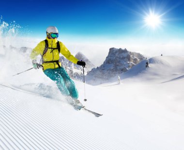 Kayakçı yokuş aşağı çalışan pist üzerinde