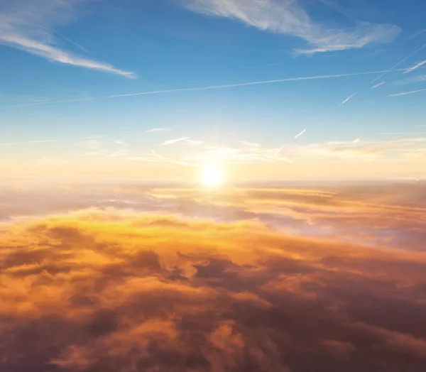 Schöner Sonnenuntergang über Wolken — Stockfoto