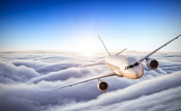 Avión volando por encima de las nubes en dramática puesta de sol —  Fotos de Stock