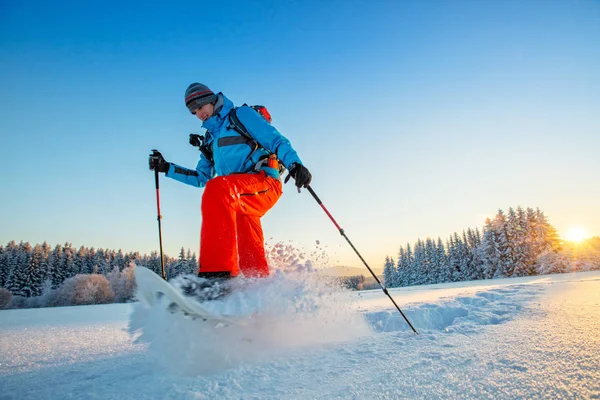 Caminhante sapato de neve correndo na neve em pó — Fotografia de Stock