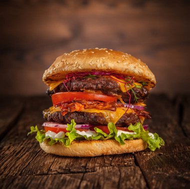 Marul ve peynirli ev yapımı hamburger.