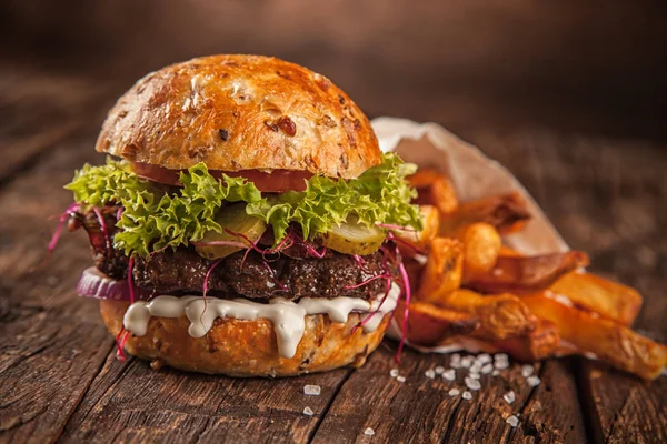 Hambúrguer caseiro com alface e queijo — Fotografia de Stock