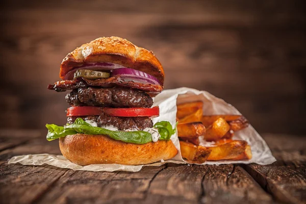 Домашній гамбургер з салатом і сиром — стокове фото