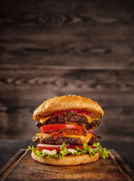 Домашній гамбургер з салатом і сиром — стокове фото