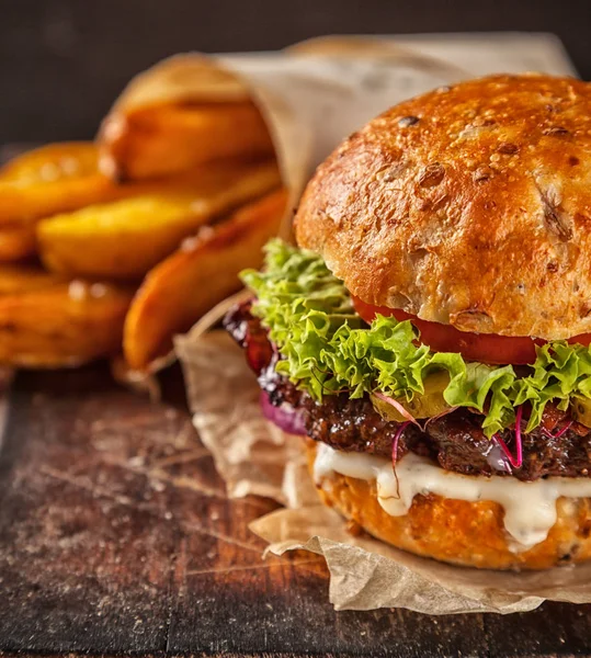 Гамбургер домашнего приготовления с салатом и сыром — стоковое фото
