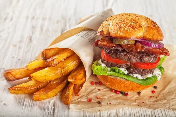 Domowy hamburger z sałatą i serem — Zdjęcie stockowe