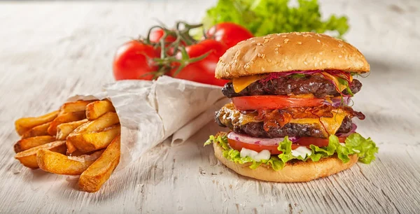 Hambúrguer caseiro com alface e queijo — Fotografia de Stock