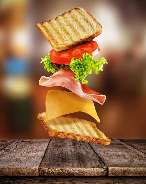 Sanduíche com ingredientes voadores — Fotografia de Stock