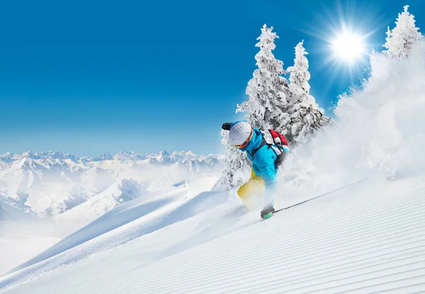 Skieur sur piste descendant — Photo