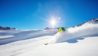 Freerider kayakçı yokuş aşağı çalışan