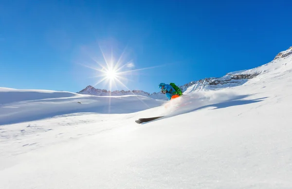 Freerider skidåkare kör downhill — Stockfoto