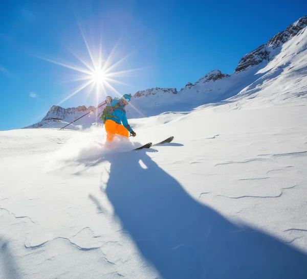 下り坂の実行 Freerider スキーヤー — ストック写真