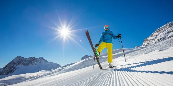 在晴朗的一天的滑雪道上滑雪。滑雪的概念. — 图库照片