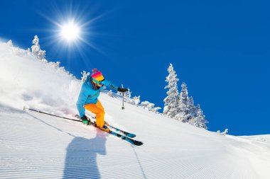 Kayakçı yokuş aşağı çalışan pist üzerinde