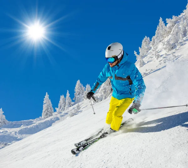 Skidåkaren på piste kör downhill — Stockfoto