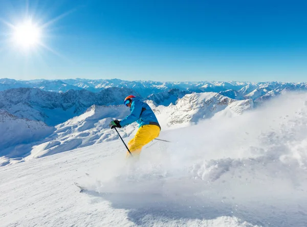 Skiër op piste lopen bergafwaarts — Stockfoto