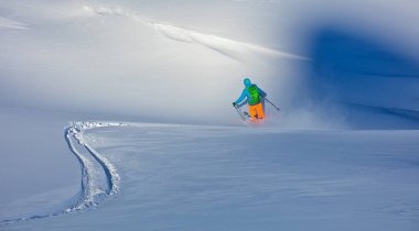 Freerider kayakçı yokuş aşağı çalışan